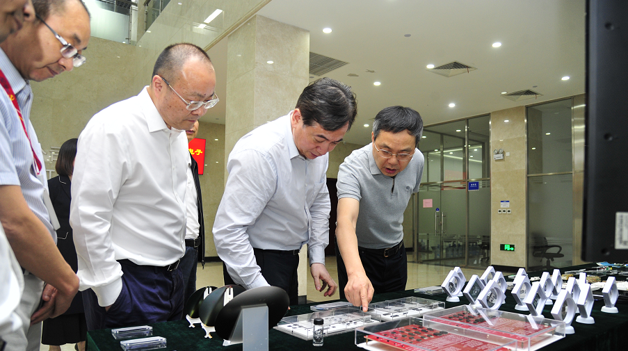 杭州市委副書記、市長劉忻蒞臨士蘭微電子調研集成電路制造發展情況